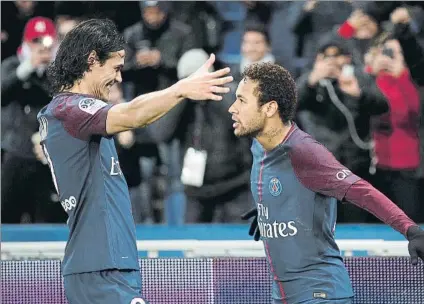  ?? FOTO: AP ?? Neymar celebra su gol con Cavani El brasileño lleva 9 tantos en la Ligue 1 mientras el uruguayo, ‘Pichichi', suma 17