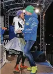  ?? FOTO: DPA ?? Tänzchen mit Florian Eisath: Viktoria Rebensburg