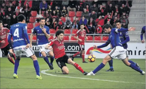  ??  ?? A POR TODAS. Néstor Salinas busca un balón complicado rodeado de rivales carbayones en el encuentro de ayer.