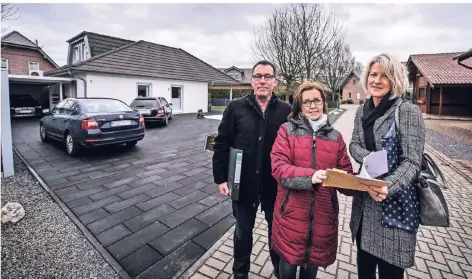  ?? FOTO: MARKUS VAN OFFERN ?? Egbert Peters, Elke Simon (M.) und Claudia Michels wollen wie viele ihrer Nachbarn für die Oybaum-Siedlung in Kalkar kämpfen.