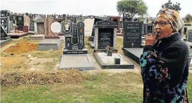  ?? / PHOTOS: KABELO MOKOENA ?? Vivian Mokobane was shocked to discover the tombstone of her late mother had disappeare­d at the Mooifontie­n cemetery in Tembisa.