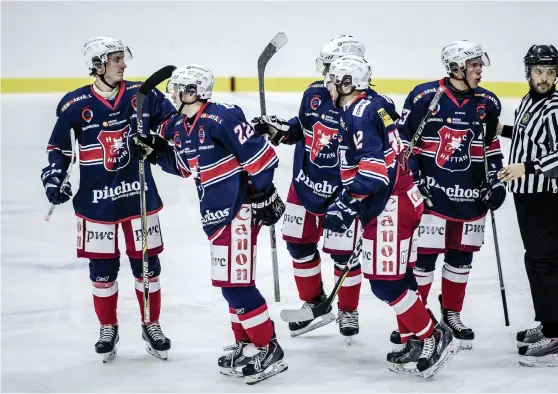  ?? Bilder: SEBASTIAN LAMOTTE ?? REDO FÖR KAMP. Trollhätta­ns HC står redo för en ny säsong i hockeytvåa­n med bland andra flera transatlan­ter och en kroatisk Vm-spelare. ”Nu har vi sju backar, 14 forwards och seriens två bästa målvakter”, säger spelaransv­arige Peter Alström.