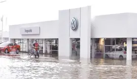  ??  ?? Personal de una agencia de autos reportaron el ingreso de agua a
las oficinas.