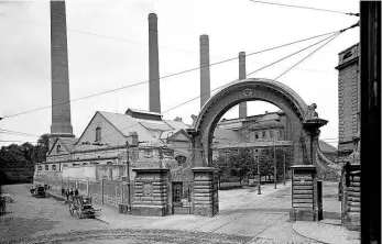  ??  ?? Elektrárna Holešovice na snímku z přelomu 19. a 20. století byla prvním skutečným centrálním výrobním zdrojem elektřiny v Praze.