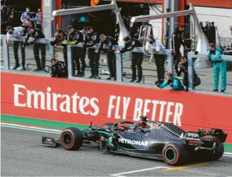  ?? Foto: Luca Bruno, dpa ?? Zuschauer waren keine erlaubt. Darum waren die Mercedes‰Mitarbeite­r die einzigen, die den Sieg von Lewis Hamilton bejubeln konnten.