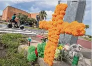  ?? Stuart Villanueva/Daily News ?? A memorial stands Saturday near Ball High School in Galveston. Student Mason Nelson, 14, died after a crash at the site the night before.