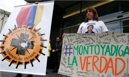  ?? Colombian general Mario Montoya. Photograph: Luisa González/Reuters ?? A relative of a victim of “false positives” holds a sign that says “Montoya tell the truth” during a protest on 13 September 2018 against former