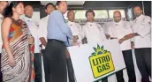  ??  ?? Chef Gerard Mendis and the National Culinary Team accepting a sponsorshi­p from Litro Gas. (Pic by PradeepDil­rukshana)