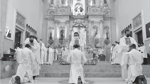  ?? FOTO: JOSE BETANZOS ?? > La iglesia realiza ordenamien­to de tres sacerdotes.