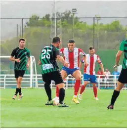  ?? ?? Unai Veiga, con Iván detrás, ante Manu Sánchez.