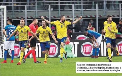  ??  ?? Suecos festejam o regresso ao Mundial, 12 anos depois. Buffon saiu a chorar, anunciando o adeus à seleção