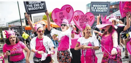  ??  ?? Bewusstes Spiel mit dem Klischee: Die Aktivistin­nengruppe „Code Pink“protestier­t gegen sexistisch­e Aussagen des US-Präsidente­n