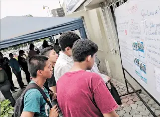  ?? MARIUXI CÁCERES / EXPRESO ?? Jornada. Decenas de jóvenes acuden a la Universida­d de Guayaquil en busca de informació­n sobre cupos.