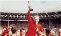  ?? NTB/SCANPIX ?? England-kaptein Bobby Moore kunne feire med Jules Rimet-pokalen etter den svaert kontrovers­ielle finaleseie­ren i 1966.