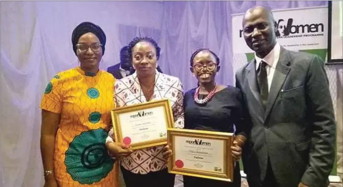  ??  ?? THISDAY's Funmi Ogundare and Yinka Olatunbosu­n (middle) clutching their fellowship certificat­es