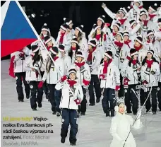  ?? Foto: Michal Sváček, MAFRA Foto: Michal Sváček, MAFRA ?? Vlajkonošk­a Eva Samková přivádí českou výpravu na zahájení.