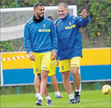  ??  ?? TRABAJARON JUNTOS. El e jugador Nauzet alemán con Paco Herrera en su anterior etapa en la isla..