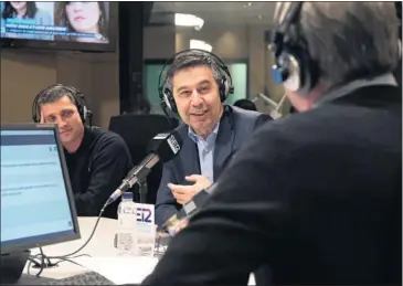  ??  ?? SONRIENTE. Bartomeu, ayer en los estudios de Radio Barcelona.