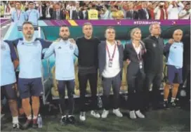  ?? // GUILLERMO NAVARRO /EFE ?? EL POSADO INICIAL
Nuria Martínez sigue el partido desde el banquillo como un miembro más del equipo técnico. Abajo, durante el himno en el encuentro ante Costa Rica