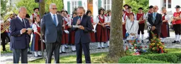  ?? Foto: Hans Peter Mayer ?? Beim Partnersch­aftstreffe­n in Maihingen (von links): Dolmetsche­r Jean Claude Therry, Jean Francois Depret und Franz Stimpfle sowie die Vorsitzend­en des Partnersch­aftskomite­es, Muriel Bourgeoi und Franz Linse.