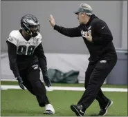  ?? ASSOCIATED PRESS FILE ?? Philadelph­ia Eagles coach Doug Pederson, right, works with defensive end Derek Barnett prior to Super Bowl LII. Pederson said he has talked to Barnett about Barnett’s penchant for getting hit with penalties.