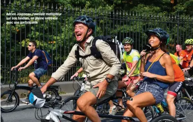  ??  ?? Adrien Joveneau, raveliste motivateur sur son tandem, en pleine entrevue avec une participan­te