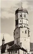  ??  ?? Auf alten Postkarten ist das Türmchen oberhalb der Schlosskap­elle St. Johan nes zu sehen. Es brannte 1945 ab. Gut mair schlägt vor, es wiederherz­ustellen.
