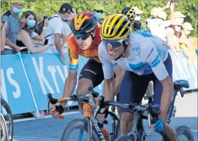  ??  ?? Mikel Landa y Enric Mas aceleran en su llegada a la línea de meta.