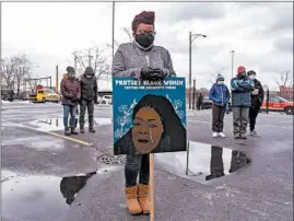  ?? BRIAN CASSELLA/CHICAGO TRIBUNE ?? Zaneta Dabney and other supporters bow their heads during a rally Jan. 18 for Anjanette Young and other women who have been traumatize­d by police violence and misconduct.