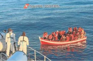  ?? // EFE ?? La Guardia Costiera, rescatando inmigrante­s cerca de Sicilia y Calabria