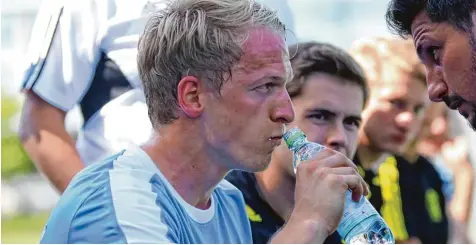  ?? Archivfoto: Andreas Lenuweit ?? Schnell noch einen Schluck vom Zaubertran­k – und dann den TSV Mindelheim zum Sieg geschossen: Gottfried Hubert Wesseli kam im Spiel gegen Dirlewang von der Bank und sorgte für das zwischenze­itliche 2:0.