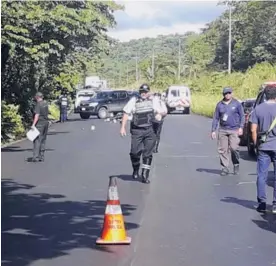  ?? ALFONSO QUESADA. ?? El accidente obligó al cierre de la vía en Buenos Aires de Puntarenas, mientras se realizaban las diligencia­s policiales.