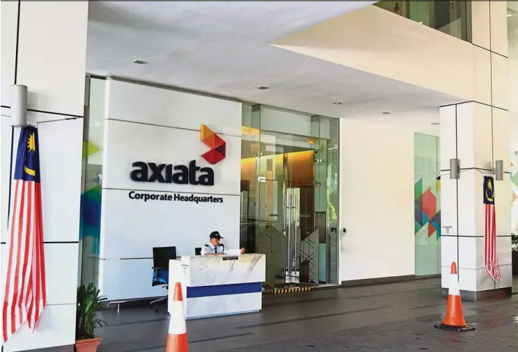  ??  ?? Market challenge: Observers say the decision by Axiata and two other major shareholde­rs not to sell stakes in M1 reflects the difficulty of trying to sell the smallest player in Singapore’s saturated market.