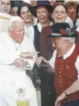  ??  ?? Zusammen mit schwäbisch­en Musikern war Karl Kling im Jahr 2000 zu Gast bei Papst Johannes Paul II.