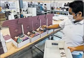  ?? BRIAN CASSELLA/CHICAGO TRIBUNE ?? Mercedes Gomez assembles holiday gift boxes for Packed with Purpose on Nov. 11 at LCPC inWaukegan.