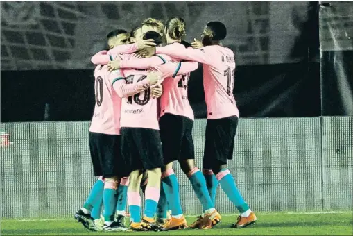  ?? DANI DUCH ?? Los jugadores del Barcelona celebran el gol del triunfo, anoche en Vallecas