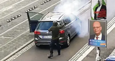  ?? SCREENSHOT: ATV-HALLE ?? Eine Videoaufna­hme eines Anwohners zeigt den mutmaßlich­en Täter, wie er mehrmals sein Gewehr abfeuert – ausgerüste­t wie ein Militärang­ehöriger.