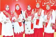  ??  ?? MIZMA (tengah) bersama perwakilan Wanita Umno Bahagian Silam pada Perhimpuna­n Agung Umno 2017 di PWTC, Kuala Lumpur.