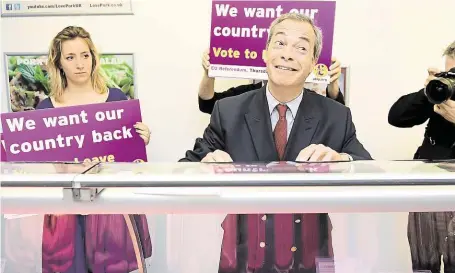  ?? Šéf Strany nezávislos­ti Spojeného království (UKIP) Nigel Farage tvrdí, že Britové mají možná poslední šanci, aby si vzali zpět svou nezávislos­t a svobodu, o které je podle něj Evropská unie připravila. Se svým vzkazem k britským voličům se zastavil i v ř ?? Vraťte nám Británii!