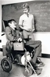  ?? Boston Globe / Getty Images 1984 ?? Left: Physicist Hawking talks with graduate assistant Colin P. Williams at Harvard University in April 1984.