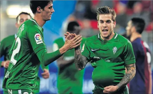  ??  ?? GOLEADORES. Pablo Pérez, autor del segundo gol sportingui­sta, celebra con Álvaro Jiménez el gol de este último.