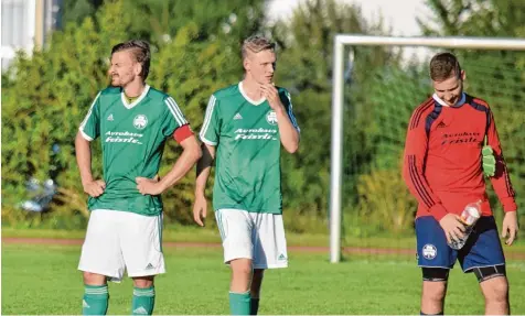  ?? Fotos: Oliver Reiser ?? Ziemlich bedröppelt marschiert­en Fabian Tögel, Philipp Mayer und Marco Fischer (von links) nach der Auftaktnie­derlage des FC Horgau gegen den VfL Ecknach vom Feld.