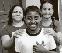  ?? Robson Ventura/folhapress ?? O estudante Kevin Pereira da Silva, 11 anos, com a avó Noemi (à esq.), 50 anos, e a bisavó Isabel