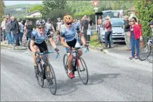  ??  ?? L’équipe mixte du Cahors Cyclisme en action