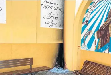  ?? FOTOS. DIARIO DE ALMERÍA ?? Una hoguera en la fachada de la Iglesia de San Roque de Almería.