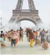  ??  ?? Refrescant­e.
Parisinos asistieron ayer a la fuente del Trocadero, frente a la Torre Eiffel, que se convirtió en una piscina al aire libre.