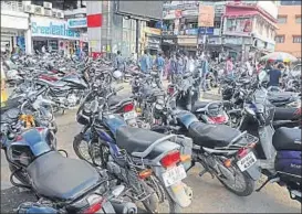  ?? PARWAZ KHAN/ HT FILE ?? Overcrowde­d parking space at a shopping complex in Ranchi.