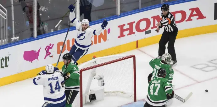  ?? Ap ?? HE SHOOTS, HE SCORES: Playing in his first NHL game in 211 days, Tampa Bay captain Steven Stamkos scored a goal in his return and the Lightning beat the Stars 5-2 to take a 2-1 series lead in the Stanley Cup Final.