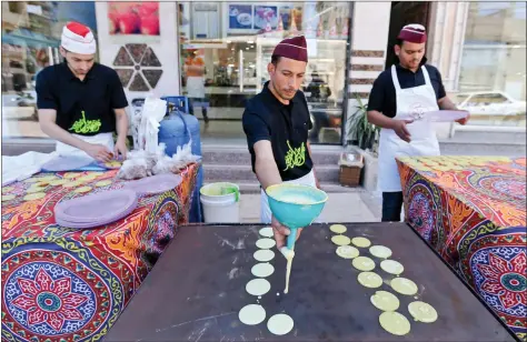  ?? REUTERS ?? Palestinia­ns make traditiona­l sweets on the first day of the fasting month of Ramzan in Khan Younis, in the southern Gaza Strip, on Friday.