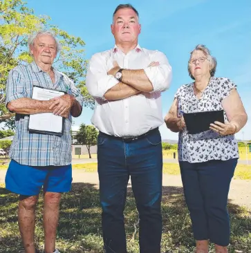  ?? Picture: SHAE BEPLATE ?? TAKING STAND: Member for Townsville Scott Stewart flanked by William Todd and Beverley Walsh who are petitionin­g to ensure the PCYC facilities remain accessible to the Garbutt community.